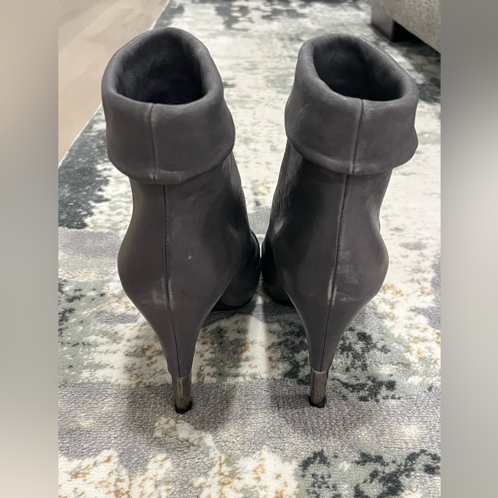 CHANEL 39 C GREY LEATHER BLUE CAP TOE BOOTIE HIDDEN PLATFORM ANKLE BOOTS - Picture 5 of 12